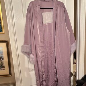 Luxurious Mauve Satin Robe with Faux Fur Trim Large